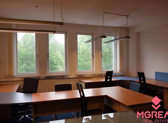 Kancelársky celok 100 m2, Bratislava II-Ružinov, bezproblémové parkova