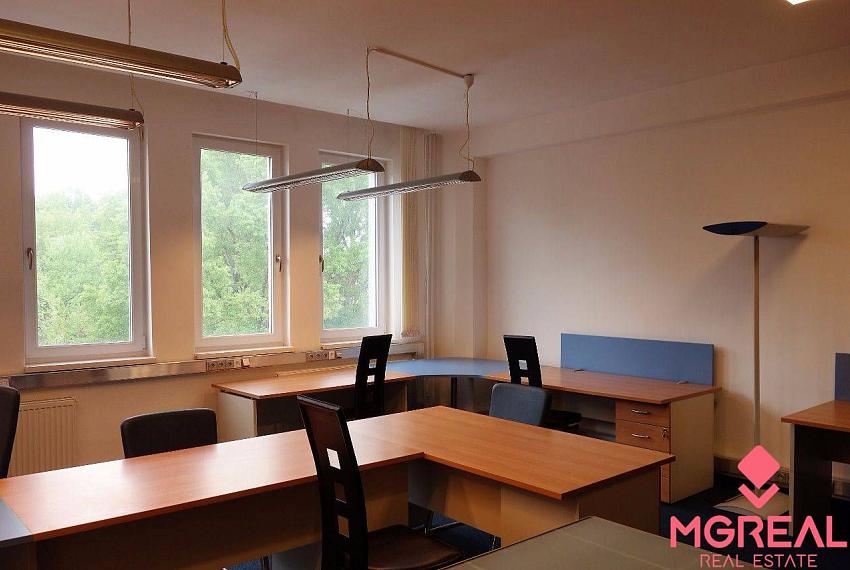 Kancelársky celok 100 m2, Bratislava II-Ružinov, bezproblémové parkova