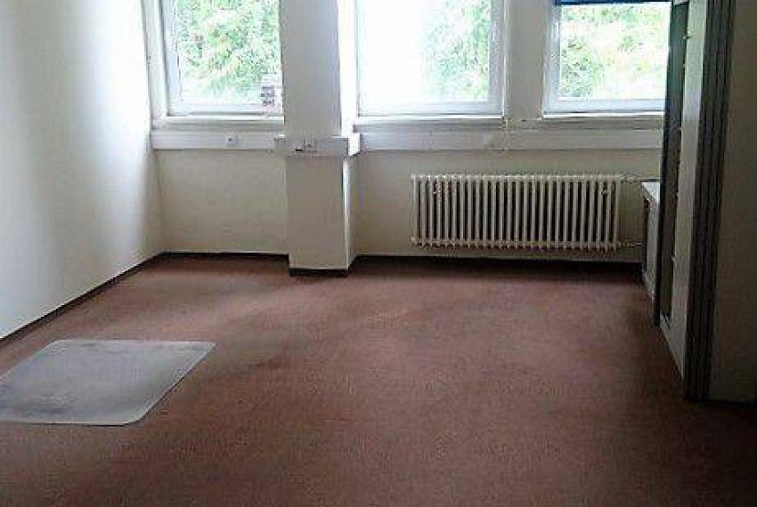 Kancelárske priestory, malé kancelárie 25m2, 27m2, Bojnická, parkovani