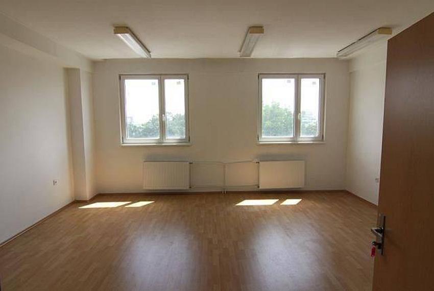 Lacné kancelárie, aj malé výmery, 15 a 30m2, Galvaniho, Bratislava-Ruž