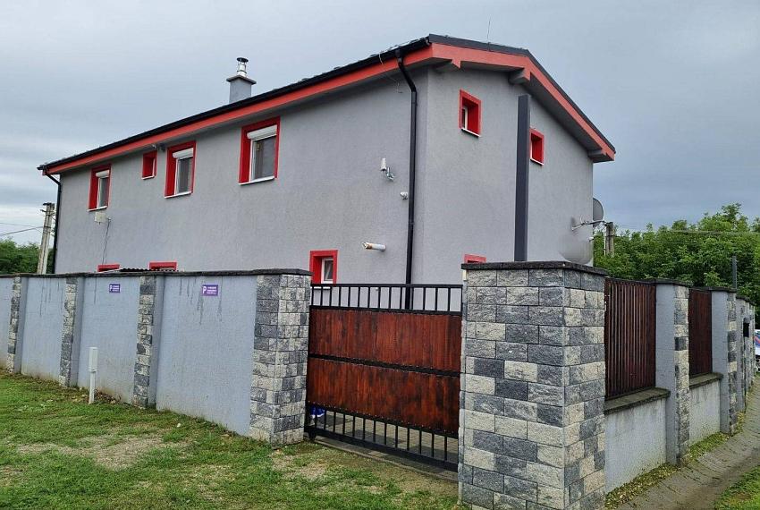 Investičná budova /dom/ v Komjaticiach