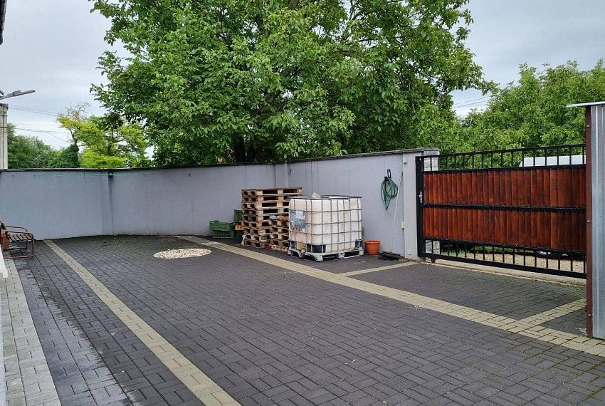 Investičná budova /dom/ v Komjaticiach