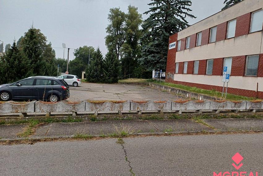 Predaj administratívnej budovy 878 m2 v Senici