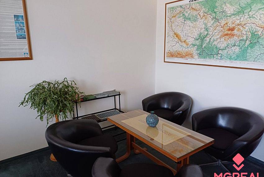 Predaj administratívnej budovy 878 m2 v Senici