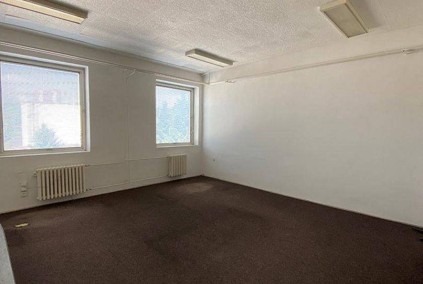 Predaj administratívnej budovy 878 m2 v Senici