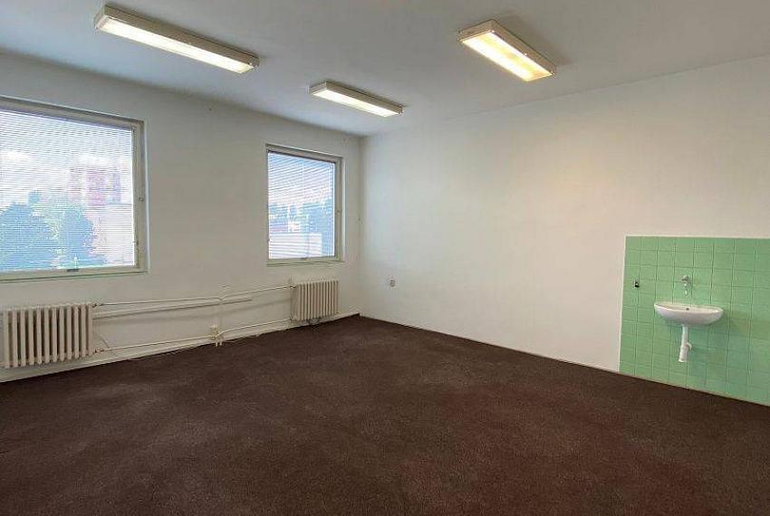 Predaj administratívnej budovy 878 m2 v Senici