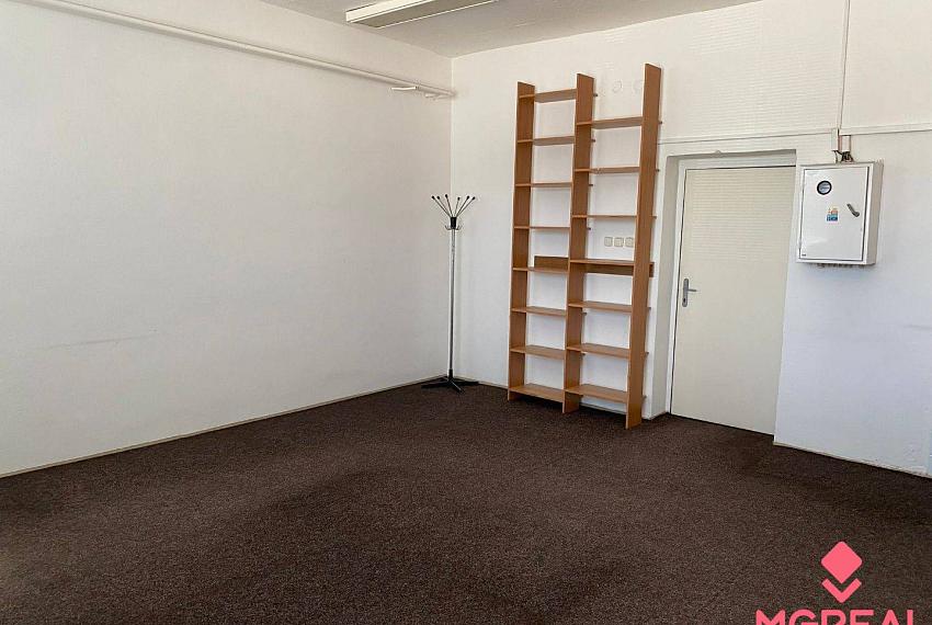 Predaj administratívnej budovy 878 m2 v Senici