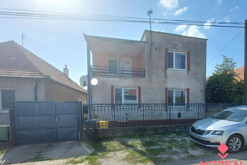 Rodinný dom s veľkým pozemkom  - Veľký Cetín