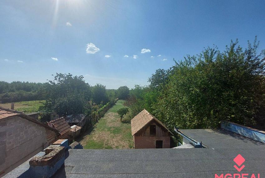 Rodinný dom s veľkým pozemkom  - Veľký Cetín