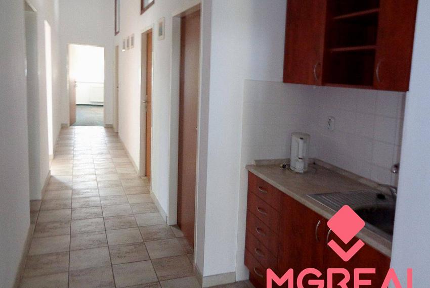 Kancelárske priestory 75m2, 150m2, parkovanie, P. Biskupice