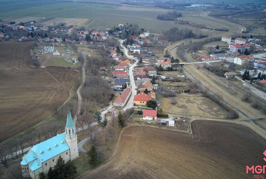 Slnečný pozemok 1125 m2 v Nových Sadoch-so stavebným povolením 