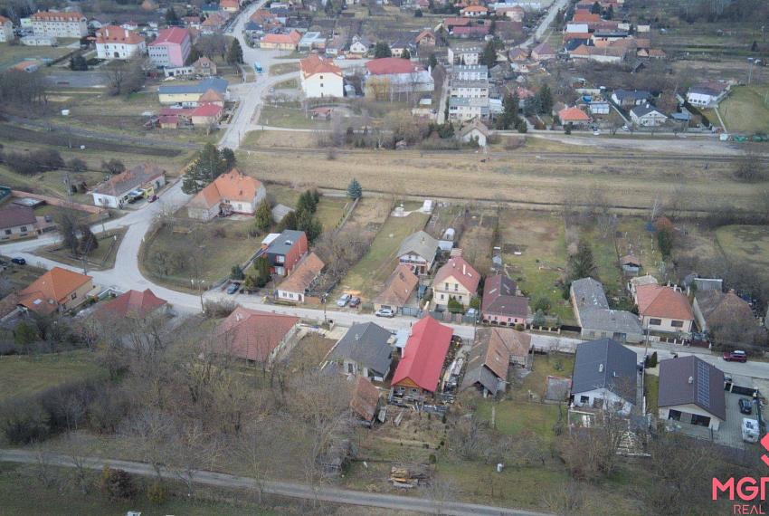 Slnečný pozemok 1125 m2 v Nových Sadoch-so stavebným povolením 
