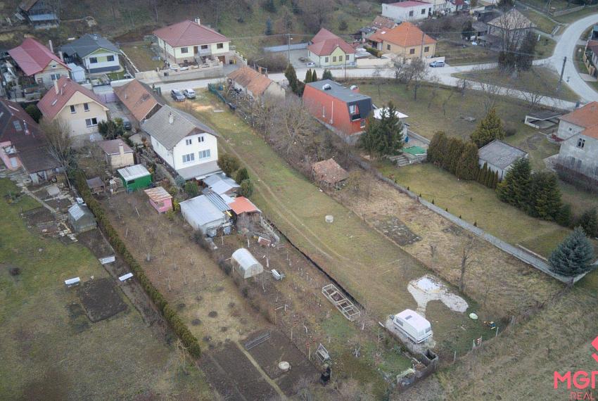 Slnečný pozemok 1125 m2 v Nových Sadoch-so stavebným povolením 