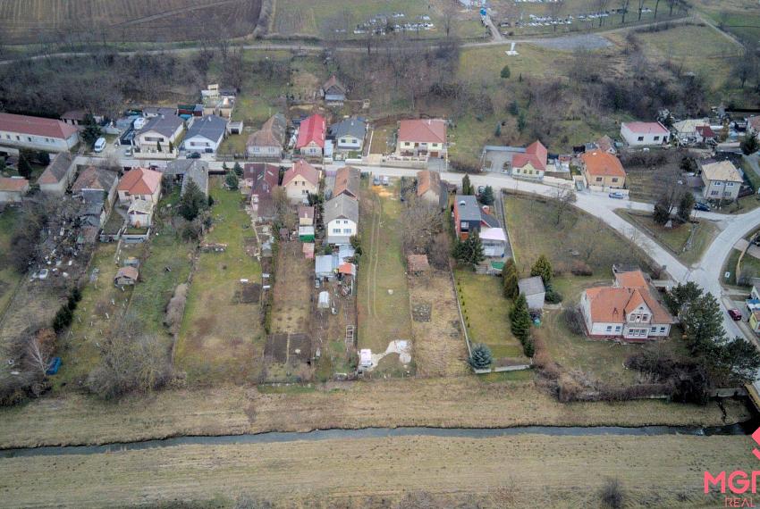 Slnečný pozemok 1125 m2 v Nových Sadoch-so stavebným povolením 