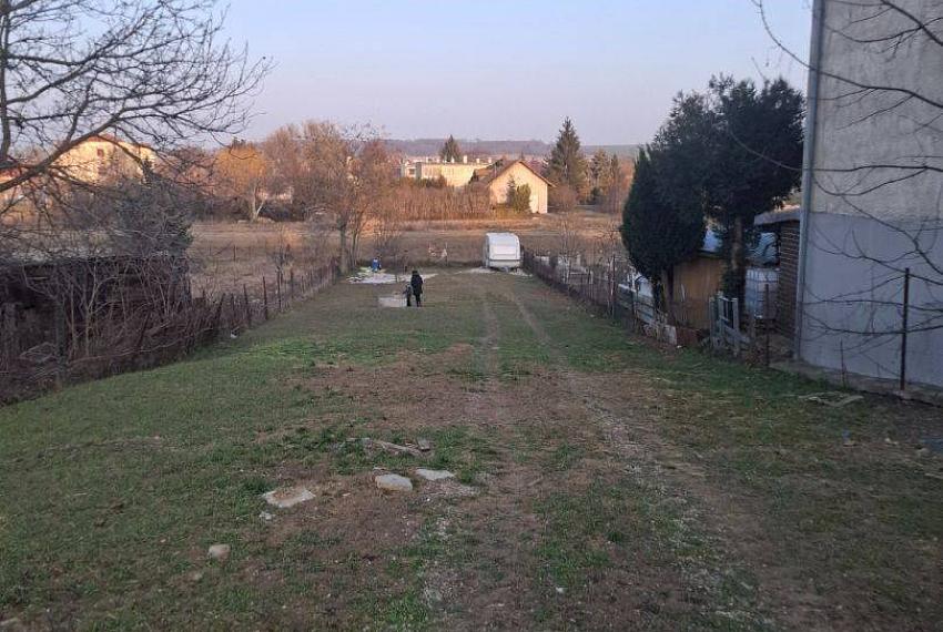 Slnečný pozemok 1125 m2 v Nových Sadoch-so stavebným povolením 