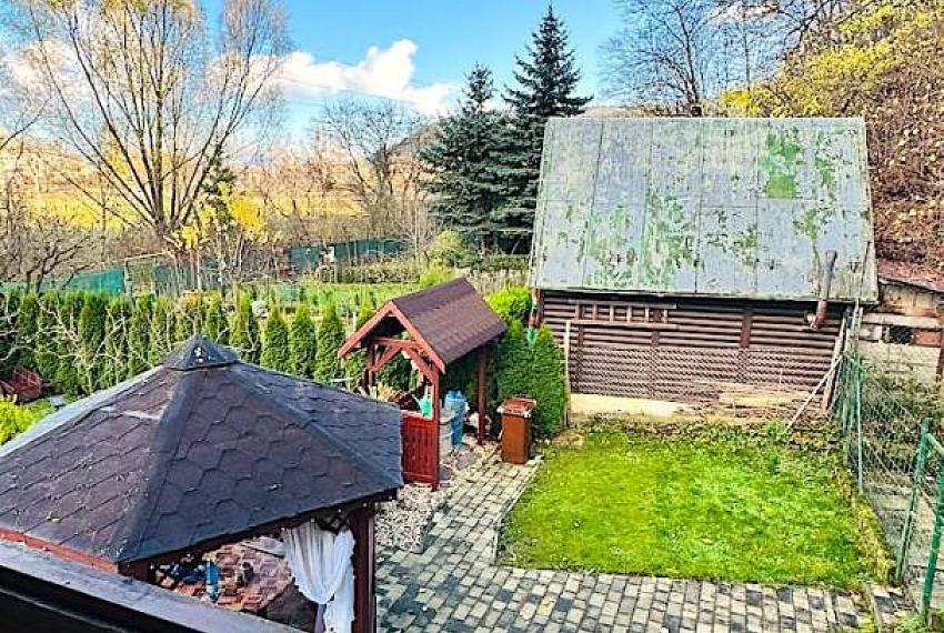 Na predaj rekreačná chatka so záhradou 412 m2 a bazénom Partizánske