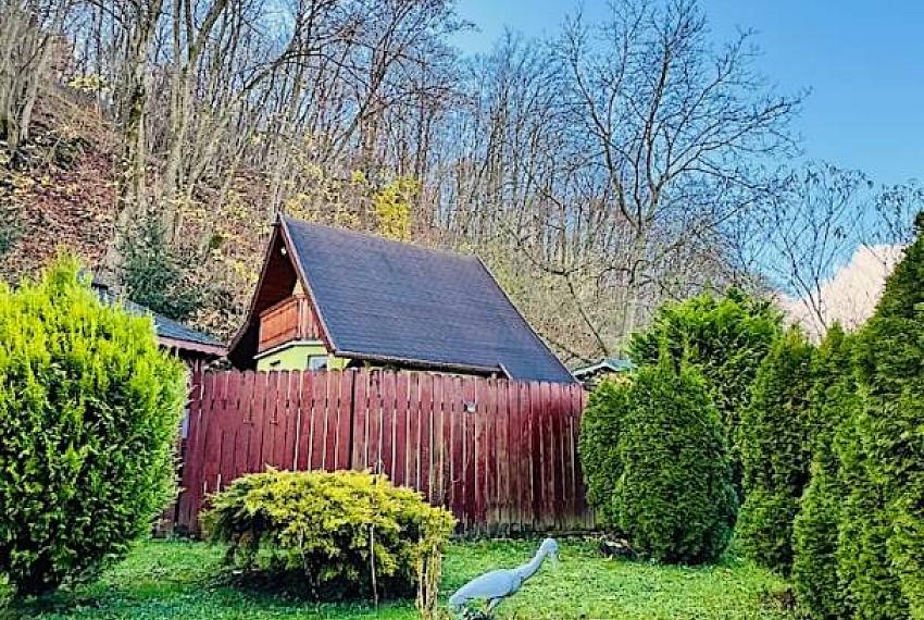 Na predaj rekreačná chatka so záhradou 412 m2 a bazénom Partizánske