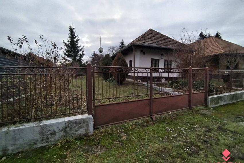 Na predaj pozemok s vidieckou chalupou  v obci Dolný Pial 
