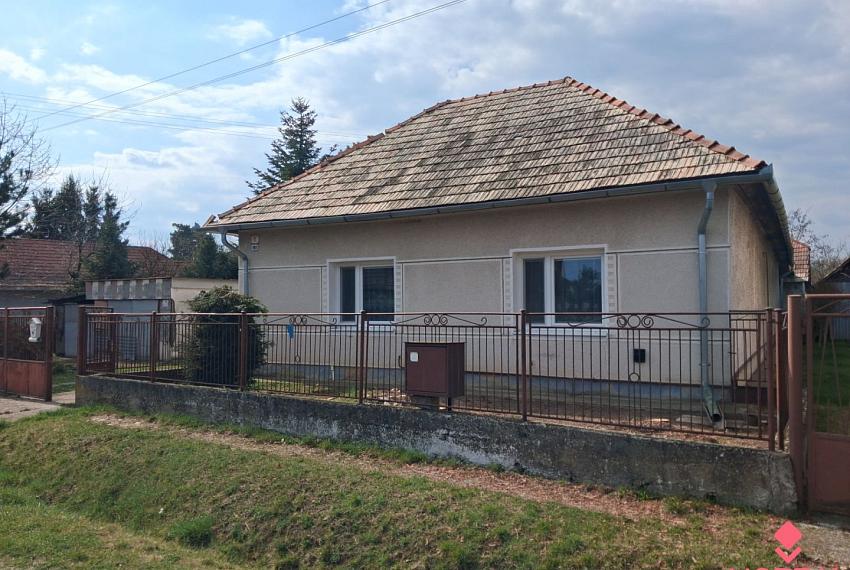Na predaj rodinný dom so záhradou v obci Dolný Pial 