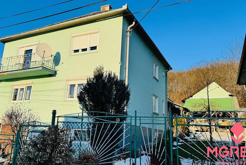 Na predaj dvojgeneračný 6 i RD Horná Ves - pozemok 800 m2