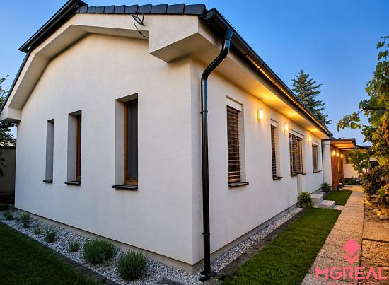 5-izbový rodinný dom s bazénom a veľkým pozemkom pri Nitre – 1655 m²