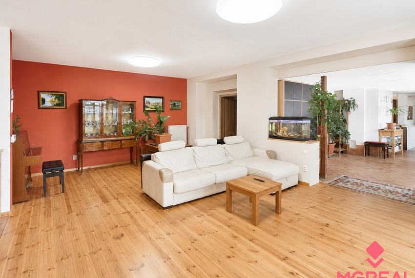 5-izbový rodinný dom s bazénom a veľkým pozemkom pri Nitre – 1655 m²