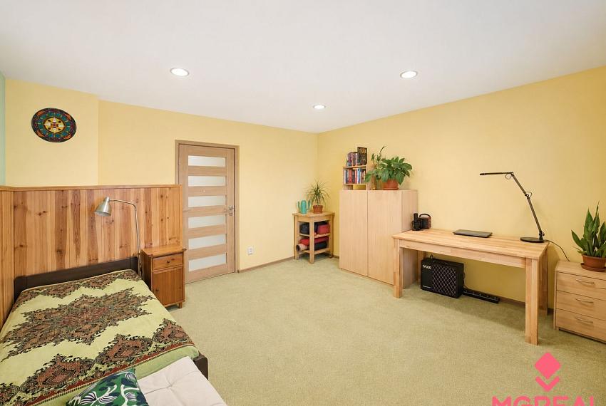 5-izbový rodinný dom s bazénom a veľkým pozemkom pri Nitre – 1655 m²