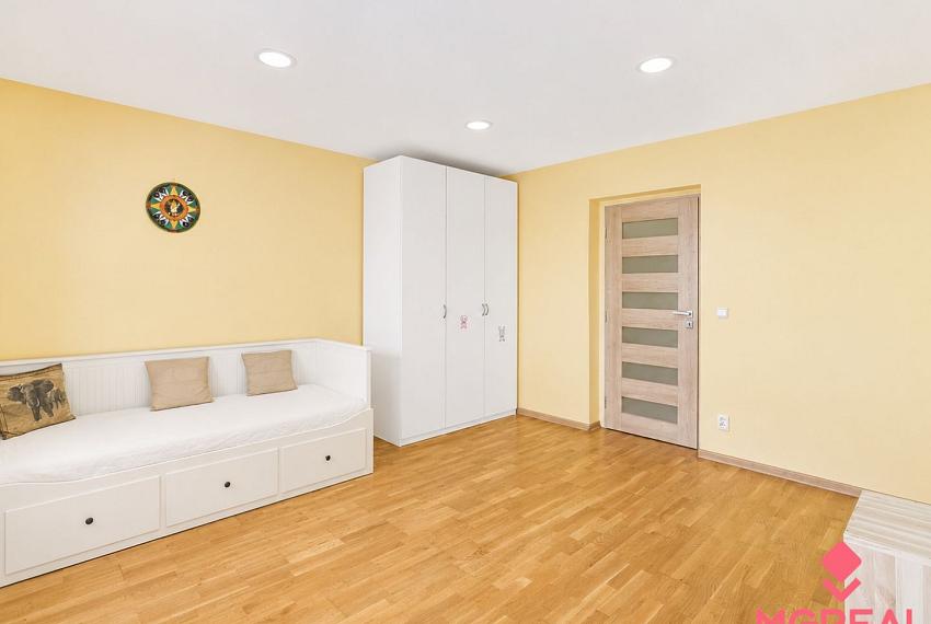 5-izbový rodinný dom s bazénom a veľkým pozemkom pri Nitre – 1655 m²