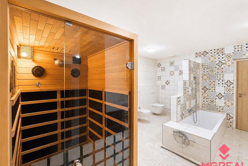 5-izbový rodinný dom s bazénom a veľkým pozemkom pri Nitre – 1655 m²