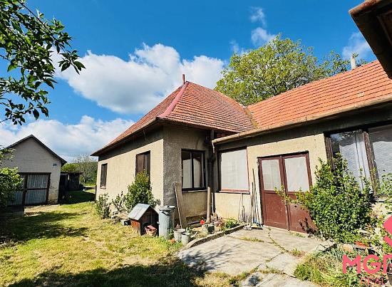 Na predaj 6-izbový rodinný dom (dvojdom) v Pažiti, pozemok 1445 m²